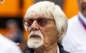 Ecclestone sa pustil do Hamiltona s Russellom. Vraj môžu za to, že Mercedes  ani raz nevyhral