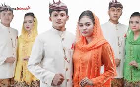 Para desainer terkemuka saling berlomba dalam merancang desain baju pengantin adat jawa timur dengan perpaduan gaya barat yang saat ini sedang ngetren. Baju Adat Jawa Penjelasan Dan Gambar Lengkapnya