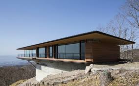 Kidosaki architects studio has positioned a residence at the foot of the yatsugatake mountains, offering expansive views across the japanese landscape. Abfallender Erfolg Modernes Haus Auf Einem Abfallenden Grundstuck Mit Aussergewohnlichem Ausblick Und Zeitgemassen Details Usual House