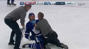 Září 1990 barbaře a joe tavaresovým, kteří mají portugalské a polské předky. Corey Perry Knocks Out John Tavares Bad 2021 Playoffs Game 1 Youtube