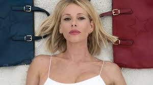 Alessia marcuzzi si diverte a pensare all'estate 2020. Marcuzzi Cambia Look Frangetta E Caschetto Castano Irriconoscibile