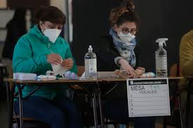 El servicio electoral (servel) dio a conocer hoy la nómina con vocales de mesa que tendrán que cumplir funciones en las elecciones primarias presidenciales, las que se realizarán el domingo 2 de julio. Elecciones En Dos Dias Todo Lo Que Debes Saber Sobre El Rol De Los Vocales De Mesa Duna 89 7 Duna 89 7