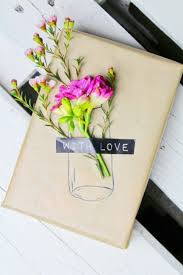 Geschenke Mit Liebe Verpacken Diy Geschenkverpackung Mit Frischen Blumen Einfach Das Geschenk In Packpapier Ei Diy Ideen Geschenke Geschenke Geschenkpapier