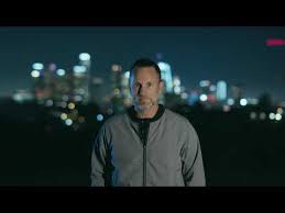 I samma avsnitt möter han sexmissbrukare och tidigare porrfilmsskådespelare som ger en mörkare bild av branschen. Trailer Pa Gransen Med Peter Jihde Sasong 2 Viaplay Youtube