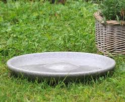 Ein liebevoll gestalteter garten oder eine stilvoll eingerichtet wohnung mit keramik brunnen lässt einen das gefühl bekommen, man befände sich im urlaub. Vogeltranke Selber Machen Schone Modelle Living At Home