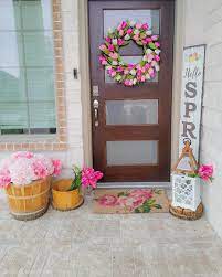 Hello Spring Decor We Love This Bright And Welcoming Front Porch Created By Kinghomeoftexas Tap The Spring Porch Decor Easter Door Decor Porch Wall Decor