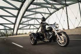 Le tri glide ultra et le nouveau freewheeler. Harley Davidson En Mode Trois Roues Et Avec Un Permis B Stuff Magazine