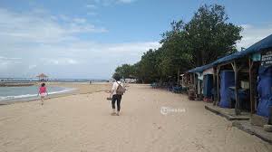 Untuk jam buka atau jam operasional dari pantai pasir putih pik 2 ini karena harus akses jembatan pik 2 untuk umum buka dari pukul 15.00 hingga pada pukul 19.00 wib. Suasana Pantai Sanur Jelang New Normal Di Bali 9 Juli 2020 Pedagang Bersiap Buka Lapak Dagangannya Tribun Bali