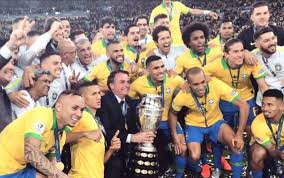 Bolsonaro assiste no sbt jogo do brasil na copa américa com camisa da havan que patrocina competição na emissora; 9eggjgelpcpjjm