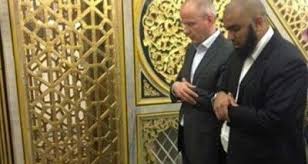 صور أحد منتجي الفيلم المسيء للرسول يبكى عند قبر الرسول Islam Pray