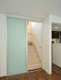 リビング階段に引き戸を設けて冷暖房効率をアップ 半透明な素材なので部屋に圧迫感を与えません リビング階段 間取り ハウス テレビの壁の装飾