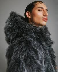 Gris Faux Fur FW'24 DISPONIBLE Fotografía @pepostudio Styling @28inviernos  Maquillaje @karina_lobos Pelo @pxvidal Modelo @josewaddington  Agradecimientos @ultraestudio