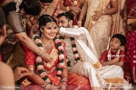 They make various blends of flower garlands. The Prettiest Jaimaalas We Spotted On South Indian Couples Wedmegood