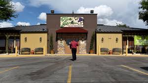 Find out more about our restaurant hiring opportunities. Darden Stock Jumps As Olive Garden Parent Cuts Executive Pay To Go Sales Skyrocket