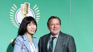 This is the profile site of the manager gerhard schröder. Gerhard Schroder Privat So Lebt Der Alt Kanzler Heute Mit Seiner Ehefrau So Yeon News De