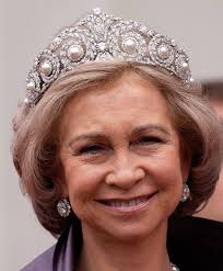 Queen Ena of Spain's diamond link tiara came with aquamarines originally.  It was inheirited by her daughter Infanta Beatriz of Spain who sometimes  just wear the tiara without the stones. The tiara