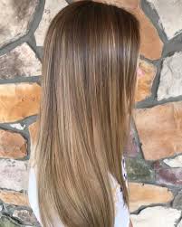 Balayage braun und balayage blond kommen besonders gut zur geltung, wenn die haare zu lässigen wellen oder zu dem sogenannten undone look gestylt werden, der sich mittlerweile als ein heißer trend durchgesetzt hat. Straightbalayagehighlights Haarfarben Haare Balayage Balayage Frisur