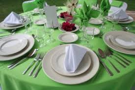 Setting a formal dinner table may seem complicated, it's actually not that hard if you're armed with the right tips. How To Set A Dinner Table Saving Dinner
