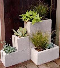 Una forma de hacer una jardinera en un pequeño terraplén es mediante bloque de hormigón de 40x20x10. Macetones En Adobe Hacer Jardineras Como Hacer Maceteros Jardines