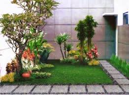 Supaya area masuk rumah gak membosankan, kamu bisa membuat jalan setapak yang membelah taman kecil depan rumah. Moms Intip Yuk 5 Inspirasi Taman Minimalis Untuk Lahan Sempit