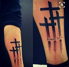 Tatuajes Hombre 2020 2021 Una frase grande que sigue la forma del pecho. tatuajes hombre 2020 2021