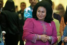 Banyak kritikan berlegar akibat reputasinya sebagai seorang yang boros, kuat berbelanja dan dilihat mendominasi agenda politik dan sosial najib razak. Latar Belakang Rosmah Mansor Malaycuax