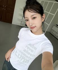 バイカラーユニークアルファベットグラフィッククロップド半袖Ｔシャツ（Tシャツ/カットソー）｜UNE MANSION（ユヌマンション）のファッション通販 