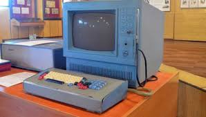 Für die eroberung der amerikanischen rechnermärkte kam zuse jedoch zu spät, da diese mittlerweile im auftrag des militärs ein eigenes system entworfen hatten. Der Erste Computer Spick