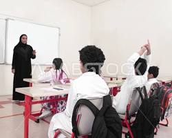 معلمة في السعودية تشرح الدرس لطلابها
