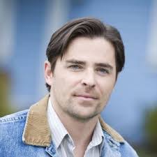 Kavan Smith's Instagram, Twitter & Facebook