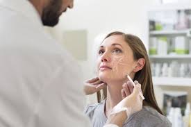 وجه عابس وتشوهات مدى الحياة.. شاهد كيف أفسدت عمليات التجميل وجوه النساء |  مرأة | الجزيرة نت