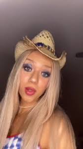 Alyssa Landers's Instagram, Twitter & Facebook