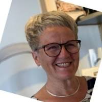 100+ perfiles de «Ellis»