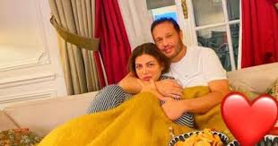 وقامت لمياء حلاوة شقيقة رجل الأعمال محمد حلاوة، بتوجيه رسالة إلى الفنانة ياسمين عبد العزيز، وذلك عبر مقطع فيديو نشرته على مواقع التواصل الاجتماعي. Ø±ÙŠÙ‡Ø§Ù… Ø­Ø¬Ø§Ø¬ Ù„Ø²ÙˆØ¬Ù‡Ø§ Ø±Ø¬Ù„ Ø§Ù„Ø£Ø¹Ù…Ø§Ù„ Ù…Ø­Ù…Ø¯ Ø­Ù„Ø§ÙˆØ© Ø£Ù†Øª Ø§Ù„Ø­Ø¨ ÙƒÙ„Ù‡ Ø§Ù„ÙŠÙˆÙ… Ø§Ù„Ø³Ø§Ø¨Ø¹