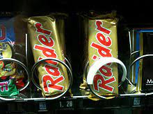 Er besteht aus einem keks (26 %) mit einer darüberliegenden schicht karamell (32 %), umgeben von milchschokolade (35 %). Twix Wikipedia