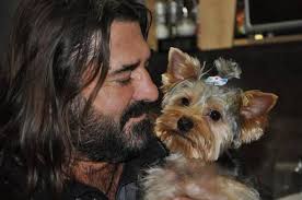 Discover more music, concerts, videos, and pictures with the largest. Aflat In Sua Un Cunoscut CantÄƒreÈ› Din Romania Duce Dorul Cainelui SÄƒu