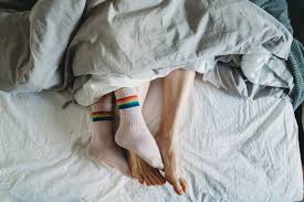 Schlafzimmer sollten immer sehr gründlich an. Zu Unrecht Verschrien Darum Solltest Du Auch Im Bett Socken Tragen Fit For Fun