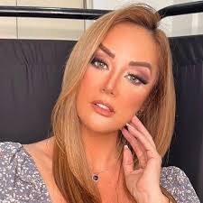 Karen Brenes's Instagram, Twitter & Facebook