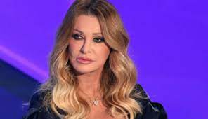 Italian tv presenter paola ferrari went viral after many thought she'd accidentally flashed the whole of italy. Ggjy1mxjfytwem