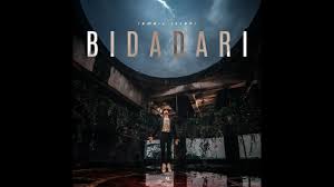 Profile singkat ismail izzani ismail izzani adalah seorang penyayi muda yang ber'asal dari malaysia, ia mulai dikenal karena lagu pertamananya yang bertajuk sabar. Ismail Izzani Bidadari Lyrics Genius Lyrics