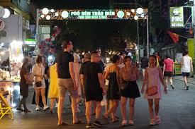 Phố đêm nhà giàu Thảo Điền sôi động sau 2 tháng mở cửa