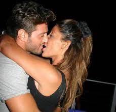 La showgirl sta per diventare mamma per la seconda volta e sui social ha svelato un suo piccolo segreto. Guendalina Tavassi Incinta Per Salvatore Solo Abiti Firmati I Fans Si Dividono Sulla Questione