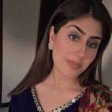 Zainab Qureshi (@xee_que)