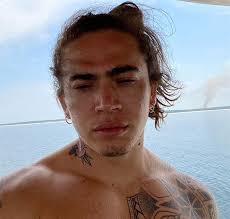 Um fã do youtuber whindersson nunes, identificado como rafael xavier, resolveu fazer uma tatuagem de seu ídolo na perna. Whindersson Nunes Diz Que Esta Pensando Em Levar Um Fa Para Viajar E Tata Werneck Responde Saiba Mais Estrelando