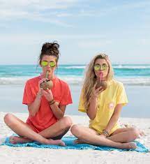 Pin By Mila De Zinger On Sunshine Good Times Bff Photoshoot Beach Photoshoot Cute Summer Pictures