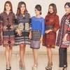 Banyak juga yang memilih kain motif floral sehingga terlihat lebih feminin. 1