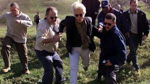Carla del ponte is the author of madame prosecutor (3.64 avg rating, 150 ratings, 13 reviews, published 2008), im namen der opfer (4.30 avg rating, 30 ra. Wer Im Recht Ist Muss Dafur Kampfen Wie Carla Del Ponte Kriegsverbrecher Und Mafiosi Jagte 75 Lektionen Mut