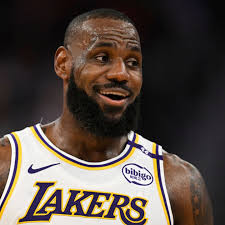 LeBron James scores 31 in record 19th Christmas Day game as Lakers beat  Warriors 115-113