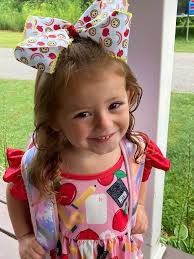 Showing my pretty gal this morning in her perfect bow 🎀❤️🍎🥰