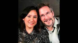 Irma eréndira sandoval, secretaria de la función pública, aceptó que el terreno que tiene en la calle amatl, en el pedregal de santo domingo, se lo entonces, ella y su esposo john ackerman ya eran abiertos simpatizantes de andrés manuel lópez obrador. El Mono Colorado Que Unio A Irma Erendira Sandoval Y John Ackerman